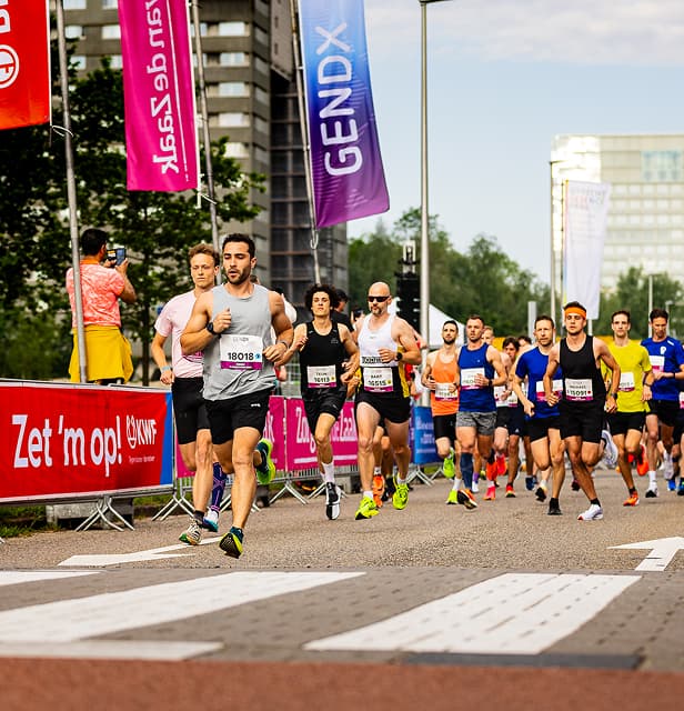 Image of people running a marathon